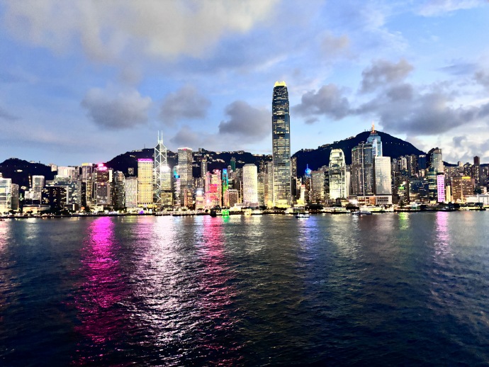 香港,全球化浪潮中的文化融合与身份追寻